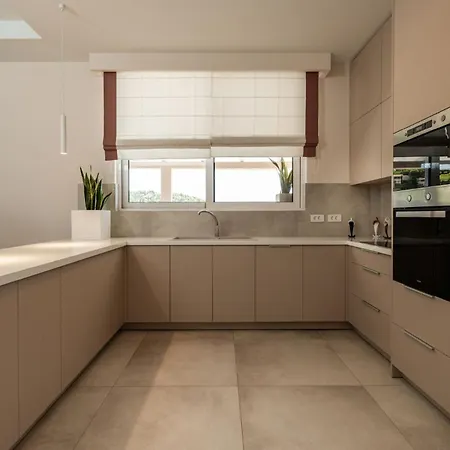 Amada - Spacious & Modern Apartment, By Zantewize