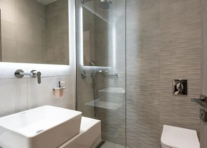 Amada - Spacious & Modern Apartment, By Zantewize