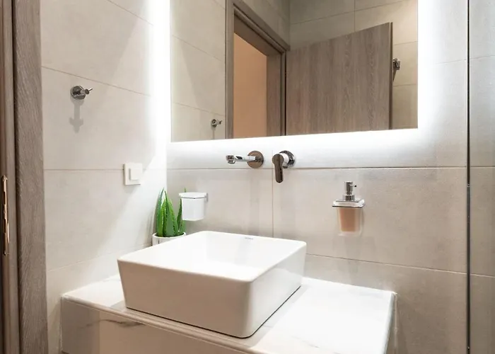 Amada - Spacious & Modern Apartment, By Zantewize