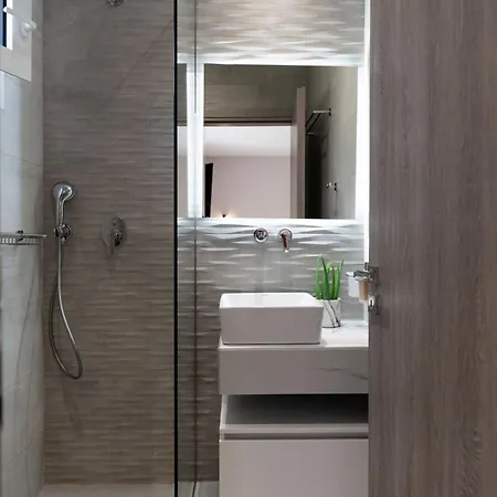 Amada - Spacious & Modern Apartment, By Zantewize *