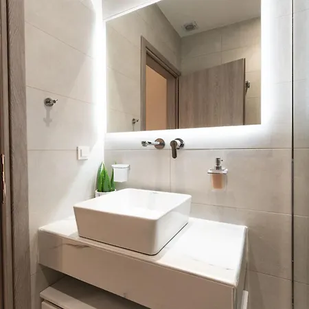 Amada - Spacious & Modern Apartment, By Zantewize